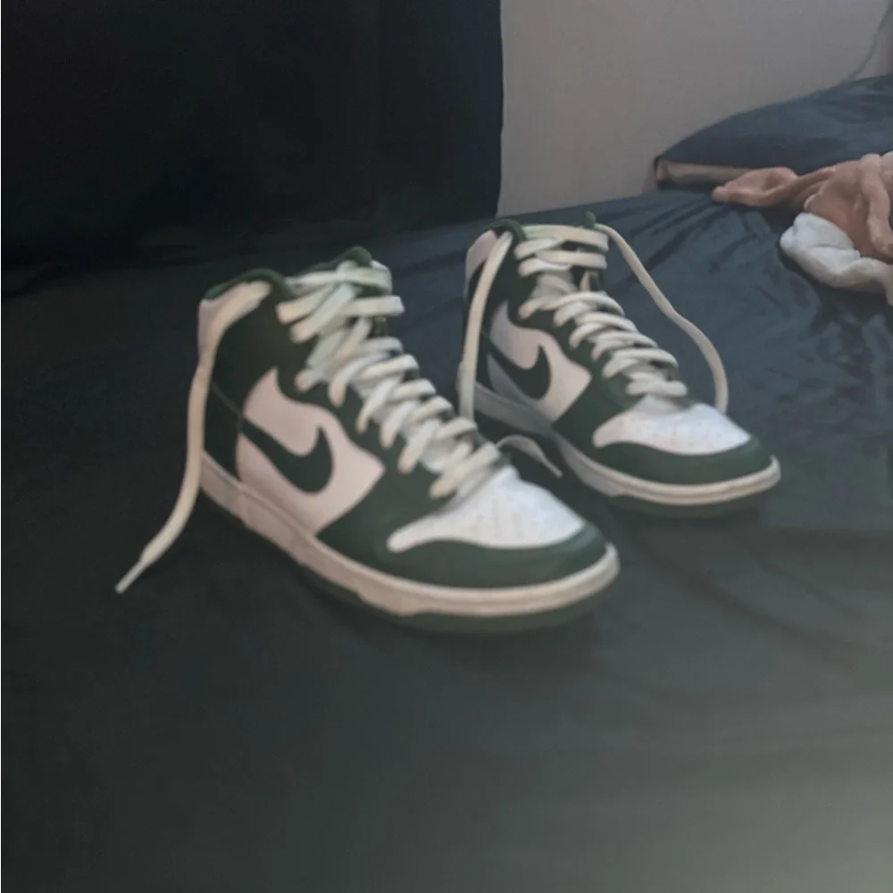 Nike Men's Green and White Sneakers - Picture 1 of 3